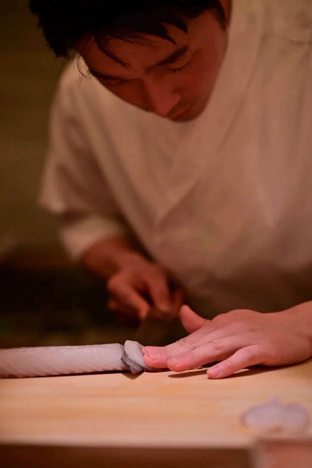 魚を切り分ける姿
