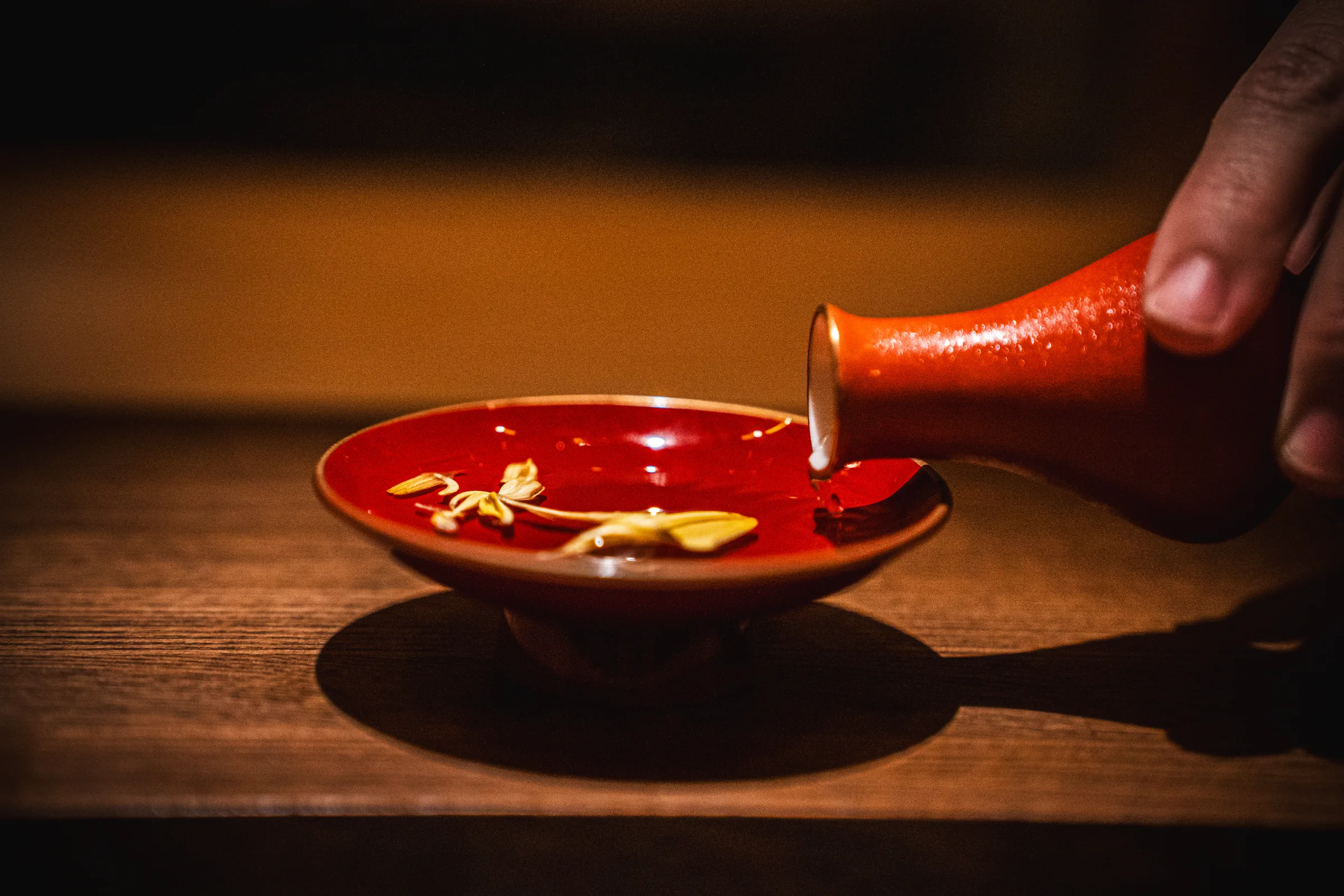 朱の器に注ぐ日本酒