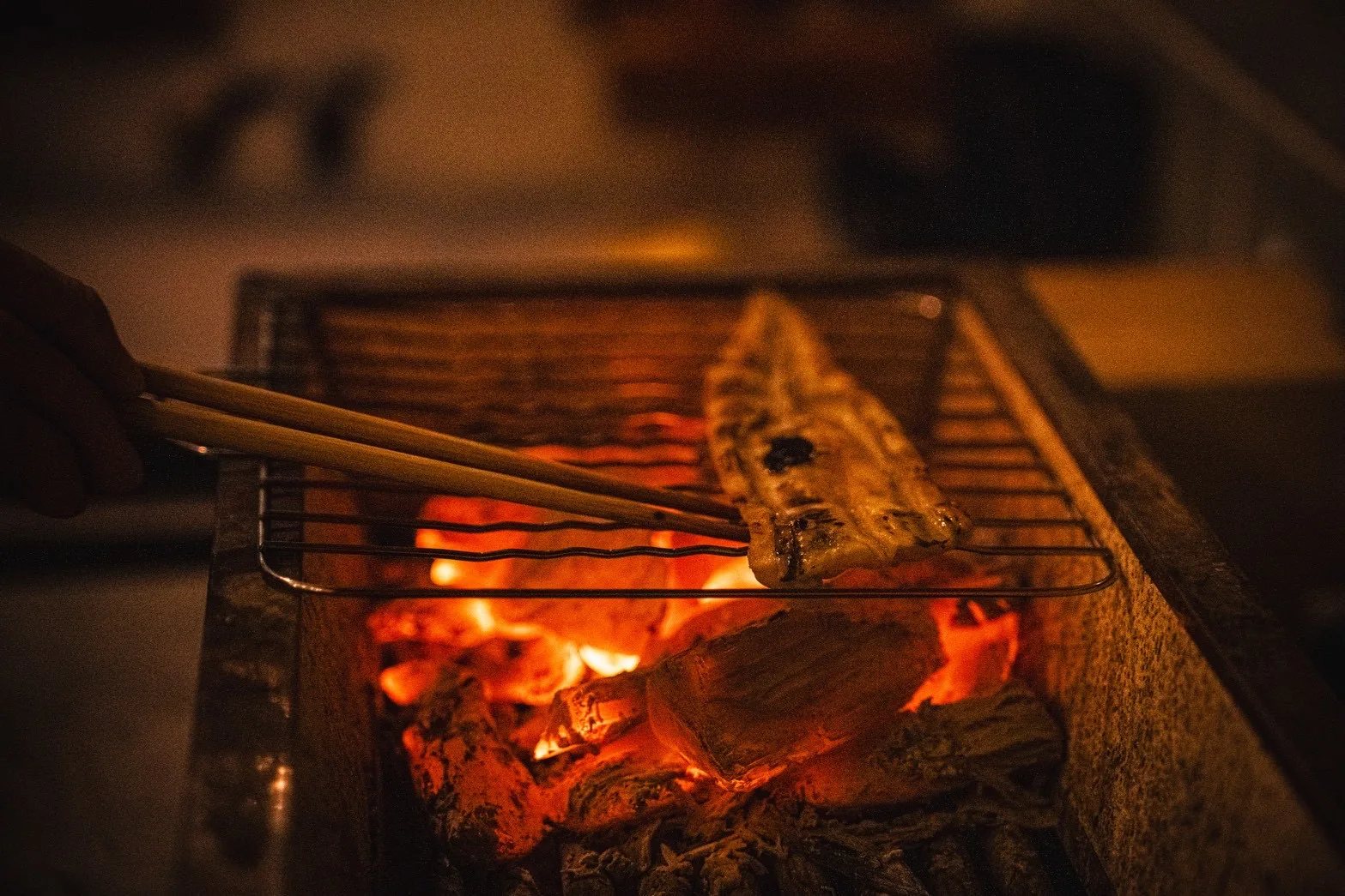 紀州備長炭で焼き上げる魚