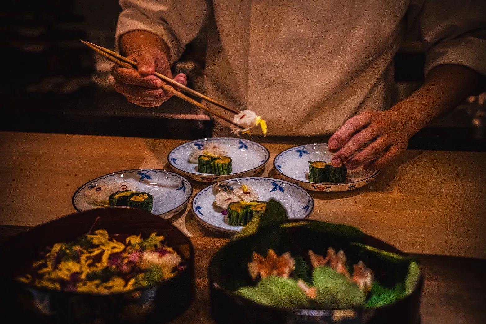 季節の前菜を小皿に盛り付ける